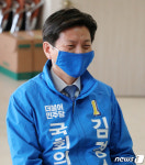 파란 마스크 쓰고 후보등록하는 김경수