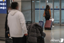 격리통지서 들고 귀가하는 유럽발 귀국 내국인들