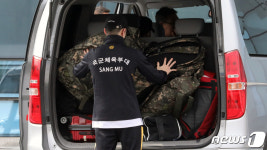 짐 싣는 국가대표 선수