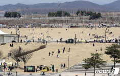 사회적 거리두기 속 임진각 평화누리공원 찾은 시민들