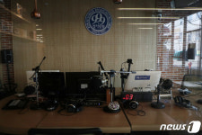 불꺼진 경기방송 스튜디오