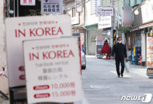 외국인 관광객 급감에 한산한 한복 대여점 거리
