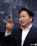 최태원 SK그룹 회장, 지난해 계열사로부터 보수 60억원 받아