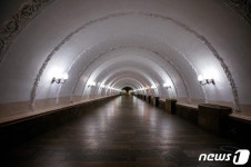 코로나 확산에 인적 끊긴 모스크바 지하철 역