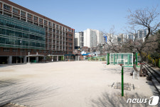 늦어진 개학 텅 빈 운동장