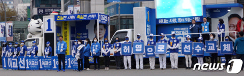 출근길 인사하는 더불어민주당 허영‧이교선