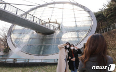 도심 속 여유 즐길 수 있는 아쿠아아트육교 워터스크린