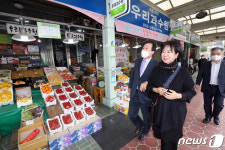 목포 자유시장 찾은 손혜원
