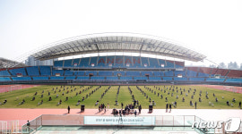 천연잔디 축구장서 열린 공개채용 필기시험