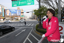 장안동사거리에서 지지호소하는 이혜훈 후보