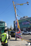 인천 계산역 사거리서 선거 현수막 걸린 전봇대 휘어저