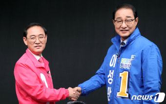 인천 부평갑 이성만·정유섭 토론회 전 악수