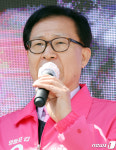 시민들에게 지지호소하는 문병호 영등포구 갑