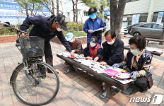 후보자 공보물 살펴보는 유권자