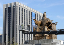 광화문광장 세종대왕 동상 세척작업