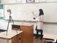 빈 교실 스마트폰 앞에 선 교사…여러분 답은 뭘까요?