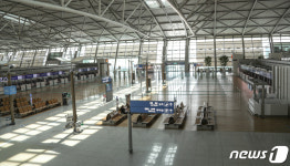텅 빈 인천공항...비상 1단계 부분축소 돌입
