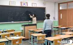 빈 교실에서 온라인 수업