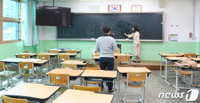 교실에서 원격수업 하는 고3 교사