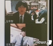 학교라고 생각합시다…교복 입고 컴퓨터 앞에 앉은 학생들