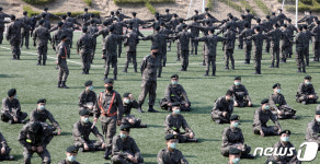 투표하러 가는길, 운동장에서 대기