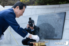 임시정부 요인 묘역에 헌화하는 정세균 총리