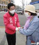 유권자에게 지지호소하는 조경태 후보