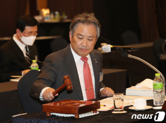 의사봉 두드리는 이기흥 대한체육회 회장