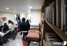 책 쌓인 북카페에서 사전투표를