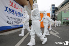 오늘도 코로나19 확진자 돌보는 의료진