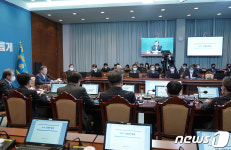 문재인 대통령 주재 수석·보좌관 회의