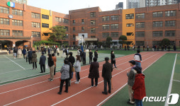 소중한 한 표 위해 투표소에 몰린 인파