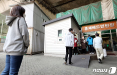 투표소에서도 사회적 거리두기