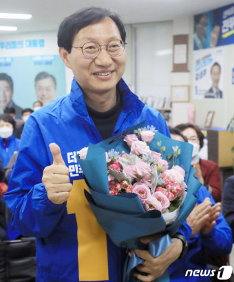 김성주 '당선 확실시, 엄지 척'