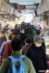 코로나19 확진자 수 감소세, 활기 찾는 전통시장