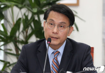 발언하는 윤상현 위원장