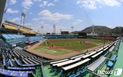 무관중으로 진행되는 연습경기