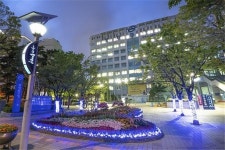 동대문구청사 광장에 푸른빛 조명…의료진 감사