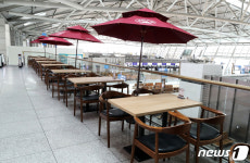 코로나19 여파...손님없는 인천공항 커피숍