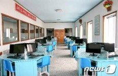 컴퓨터 구비된 北 영웅강계장자산제1중학교 교실