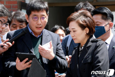 부천 스마트 마을기업 현황 살피는 김현미