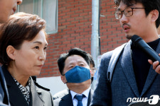 부천 스마트 마을기업 설명 듣는 김현미
