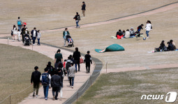 거리두기 완화 첫 주말, 임진각 찾은 나들이객