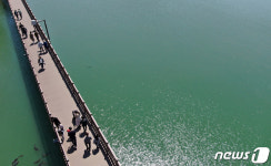 주말 나들이객으로 붐비는 백운호수