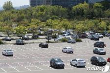 사회적 거리두기 완화에도 썰렁한 한강주차장