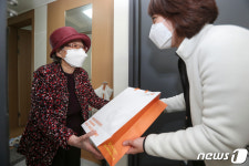 성동구청, 치매어르신에게 위치추적 신발 ‘꼬까신’ 전달