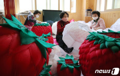 분주한 연등 제작