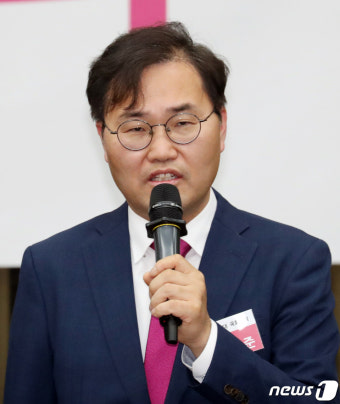 당선자 총회 인사말 하는 홍석준