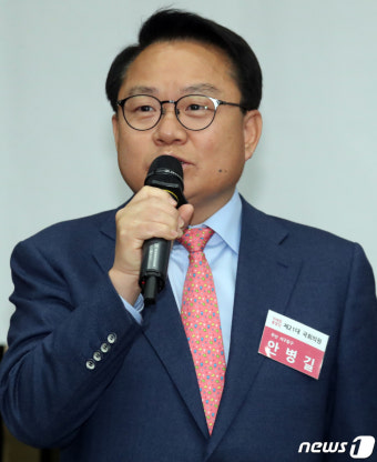 당선자 총회 인사말 하는 안병길