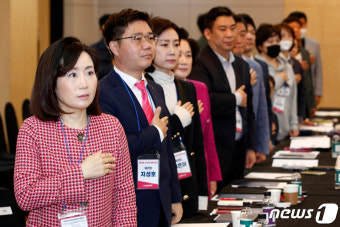 국민의례하는 미래한국당 비례대표 당선인들